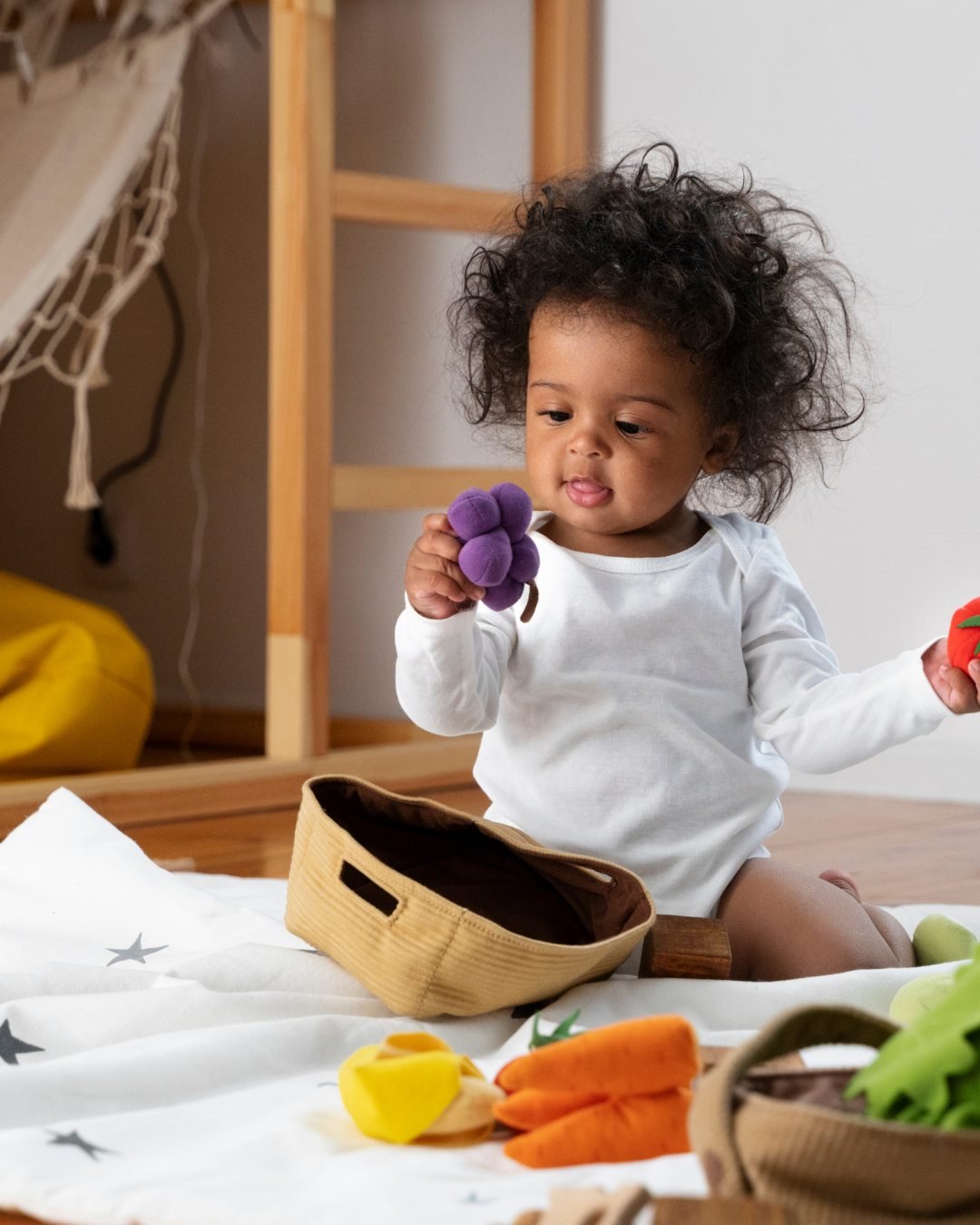 Enfant explorant un boulier en bois pour développer sa motricité fine à la crèche