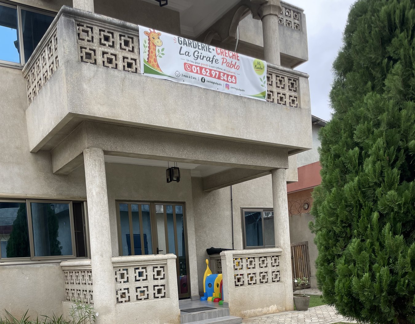 Façade de la Crèche La Girafe Pablo à Fidjrossè-Kpota, Cotonou