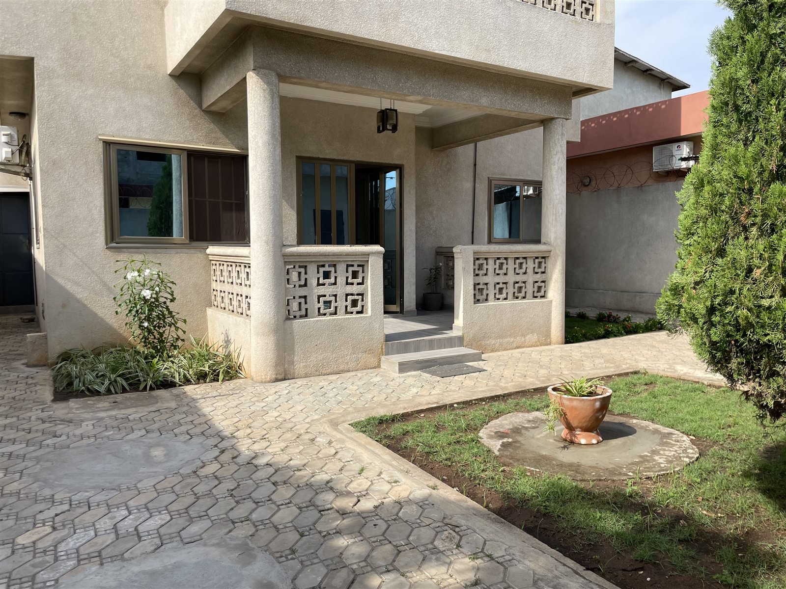 Façade et jardin de la Crèche La Girafe Pablo à Fidjrossè-Kpota, Cotonou