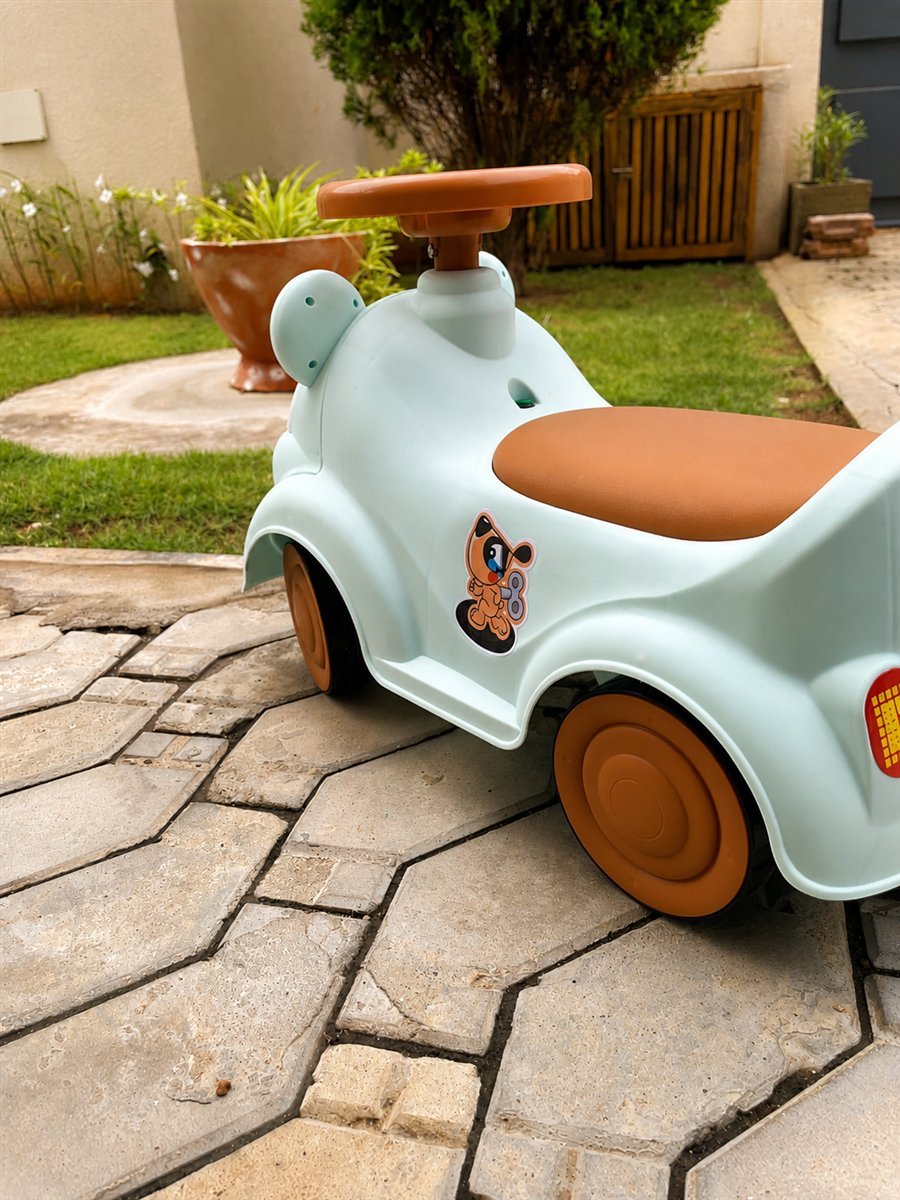 Porteur pour les jeux d'autonomie dans l'espace extérieur de la crèche à Cotonou